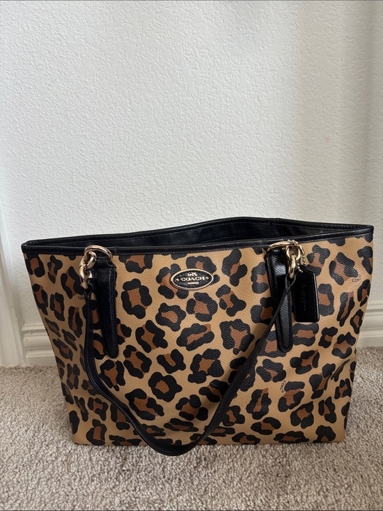 Coach Handbags - 🔥 *Spotlight Stealer* Coach Gallery Bag
~ Leopard Print Posh Perfection!